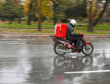 Αλλάζει το καθεστώς για τους ντελιβεράδες – Υποχρέωση του εργοδότη το μηχανάκι και η βενζίνη